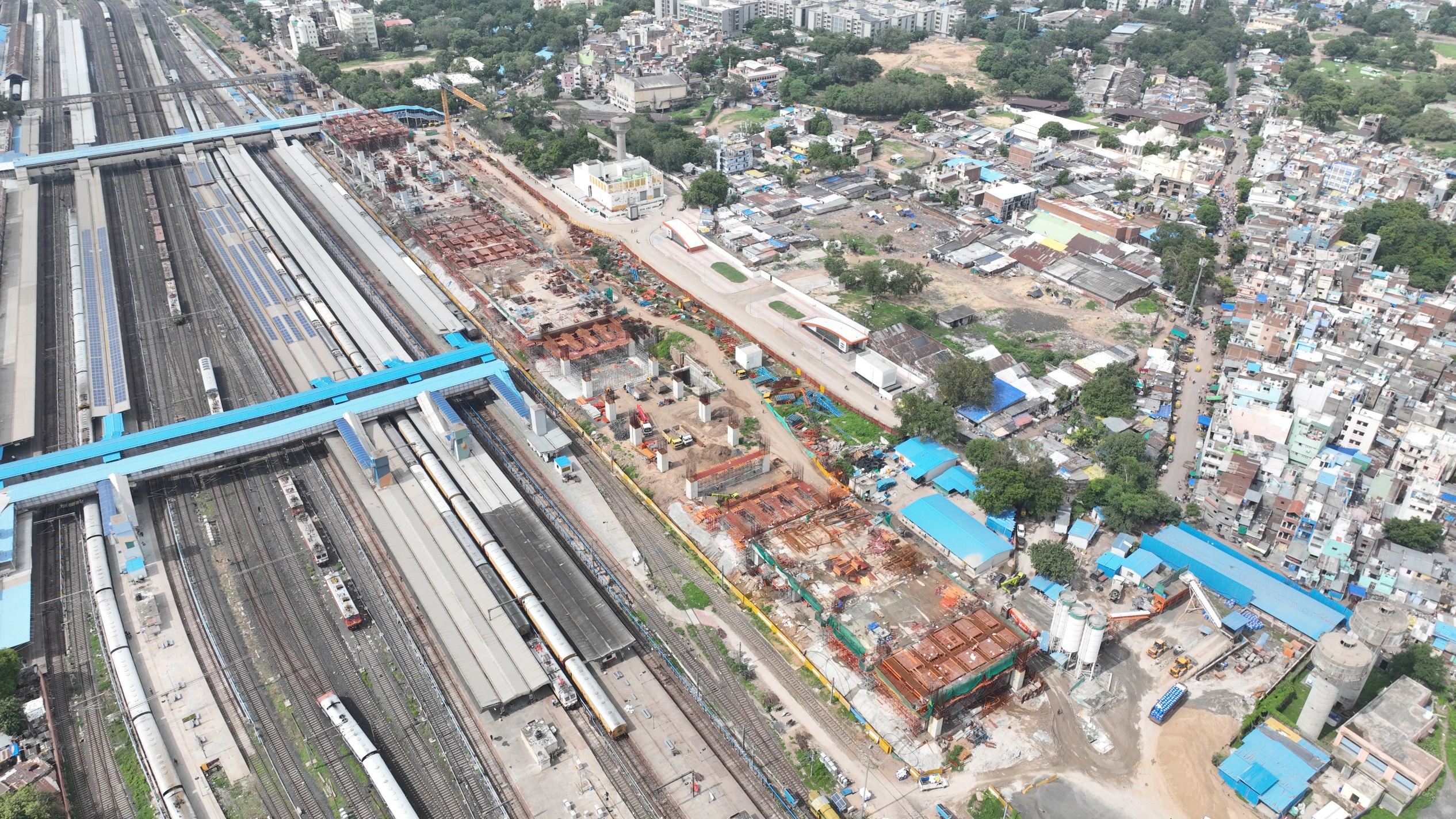 अहमदाबाद बुलेट ट्रेन स्टेशन पर कार्य प्रगति पर है, अगस्त 2023।